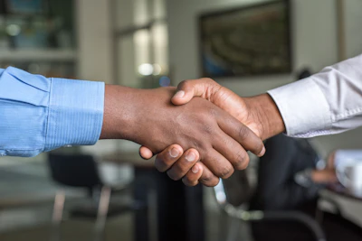 Stretta di mano tra professionista e cliente